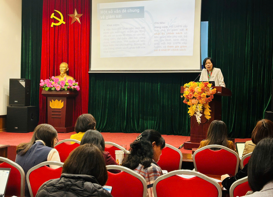 La jefa del Departamento de Derecho y Políticas de la Unión de Mujeres de Vietnam, Dam Thi Van Thoa, recibió capacitación sobre el seguimiento de la implementación de políticas sobre igualdad de género, matrimonio y familia. Foto: Van Ha