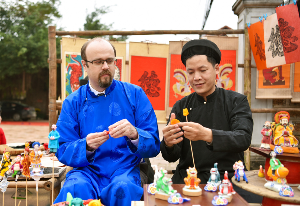 International tourists visit Duong Lam ancient village (Hanoi). Photo: Hoai Nam