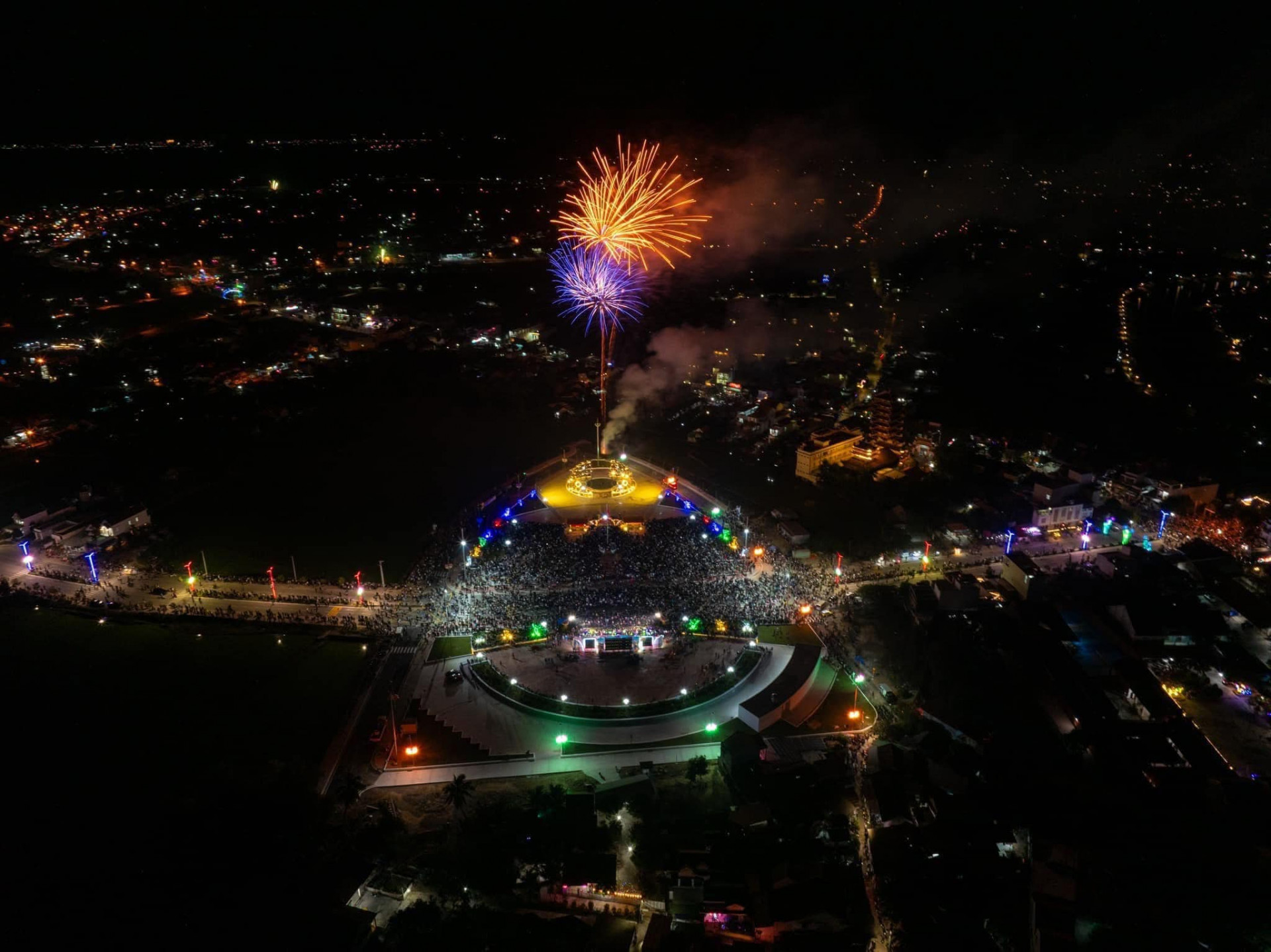 រូបភាពកាំជ្រួចនៅថ្ងៃចូលឆ្នាំសកលនៅ 2/4 Square ។ ប្រភព៖ Fanpage របស់ 2/4 Square Ninh Hoa។