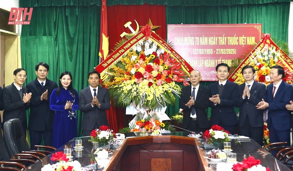 Provincial Party Secretary Nguyen Doan Anh congratulates the health sector on Vietnamese Doctors' Day