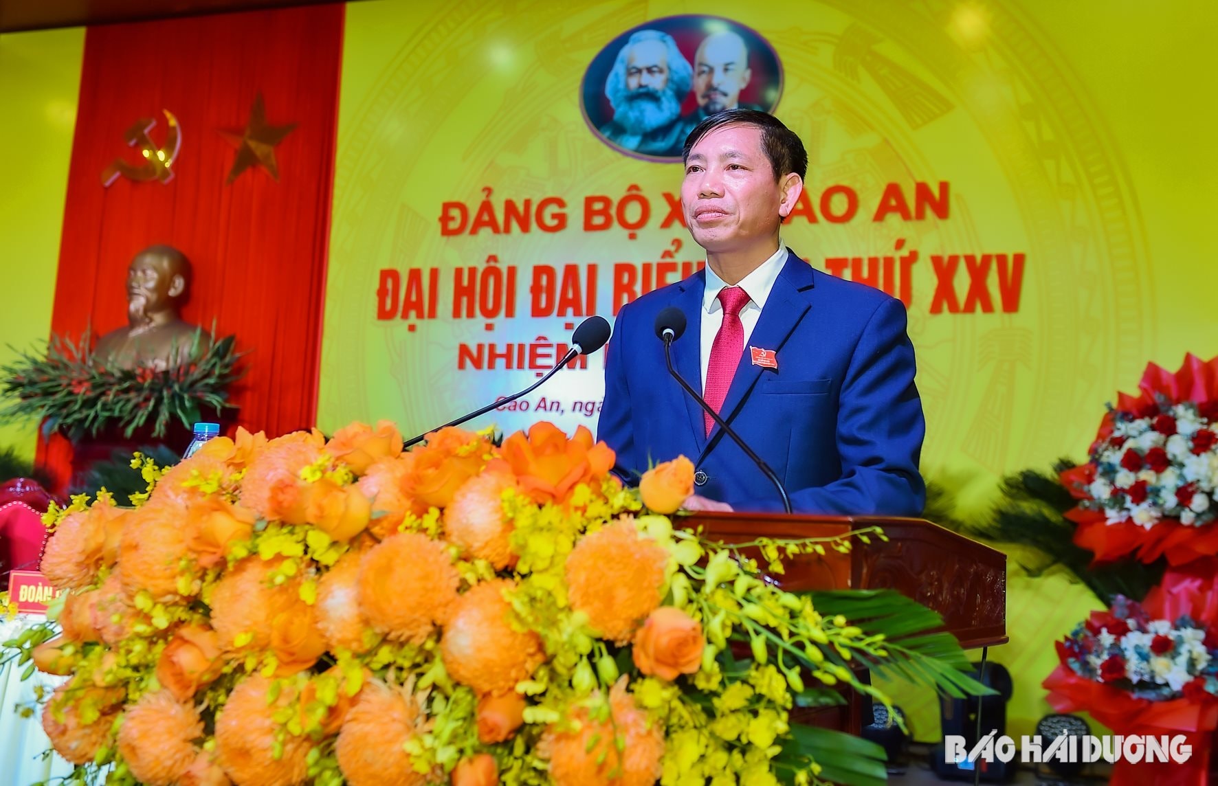 Đồng chí Bí thư Đảng ủy xã Cao An Nguyễn Văn Đàm thông qua chương trình Đại hội