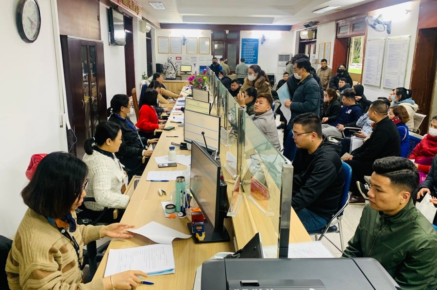 Las personas solicitan un certificado de antecedentes penales en el Departamento de Justicia de Hanoi. Foto: Hong Thai