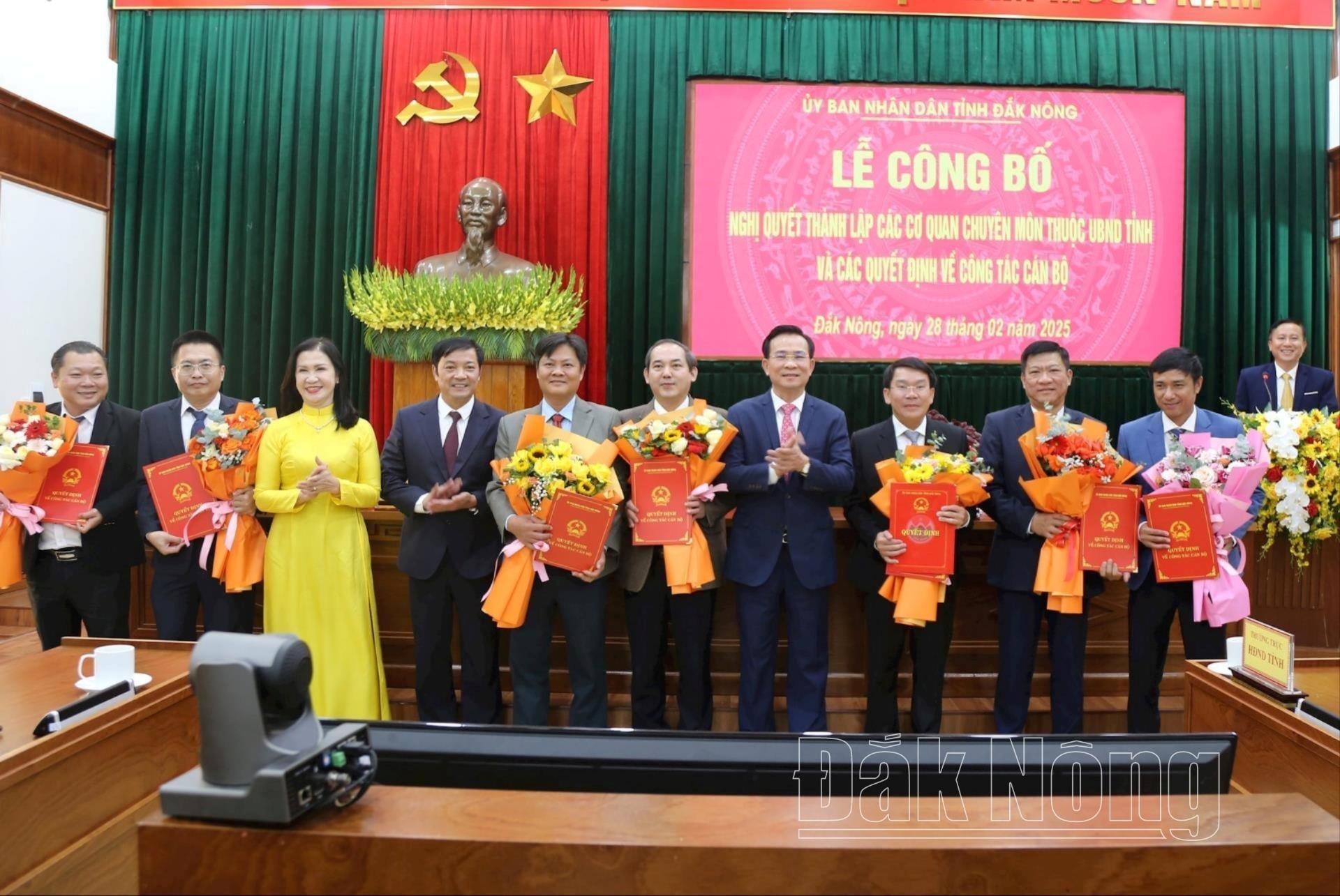 Leaders of Dak Nong Provincial People's Committee presented the decision to merge and establish the Department of Agriculture and Environment.