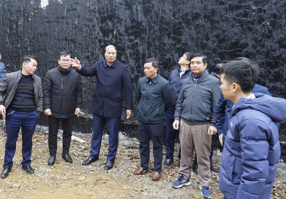 Le vice-président du Comité populaire provincial, Hoang Van Thach, a inspecté l'emplacement réel du déblaiement du site de la zone du ponceau civil au km55+068 dans le hameau de Tuc Nga, commune de Duc Xuan.