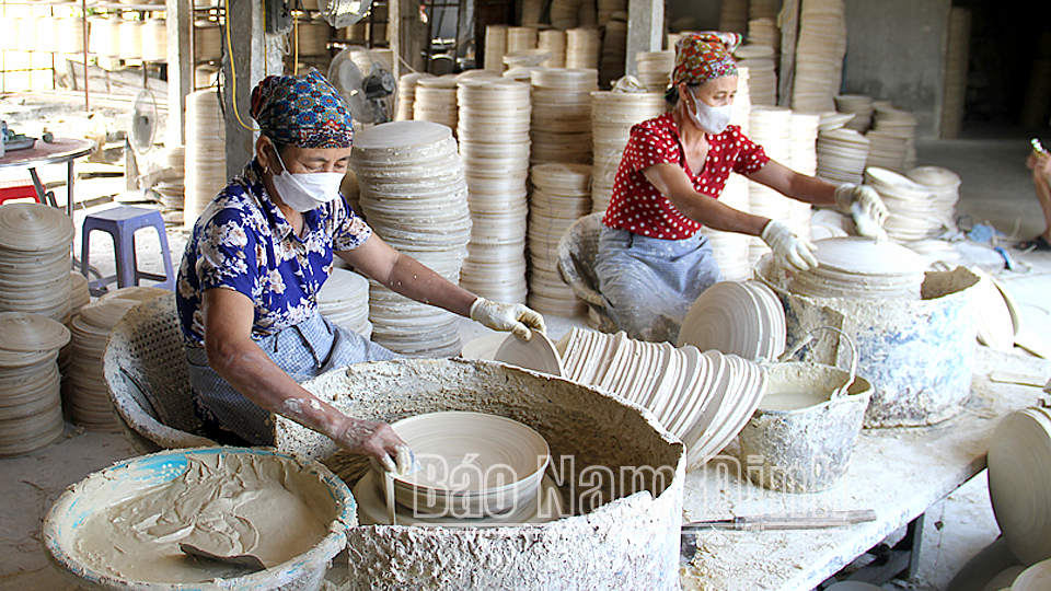 Herstellung von Bambus- und Rattanprodukten für den Export in der Gemeinde Vinh Hao (Vu Ban).