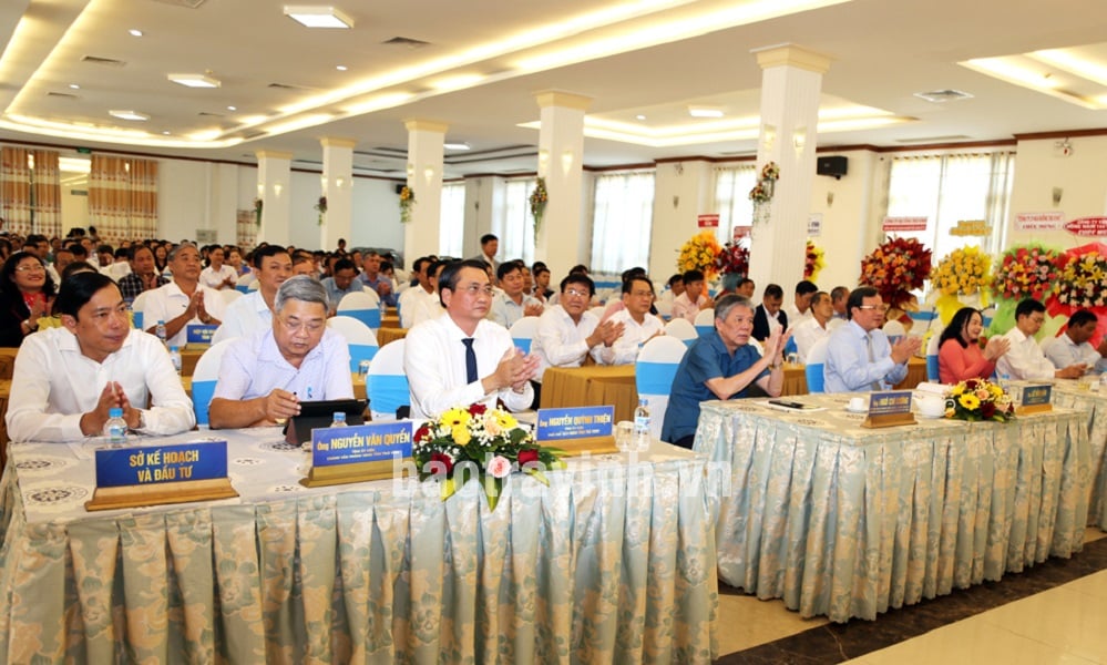 El Comité Popular Provincial de Tra Vinh celebró una reunión con empresas a principios del año de la Serpiente.