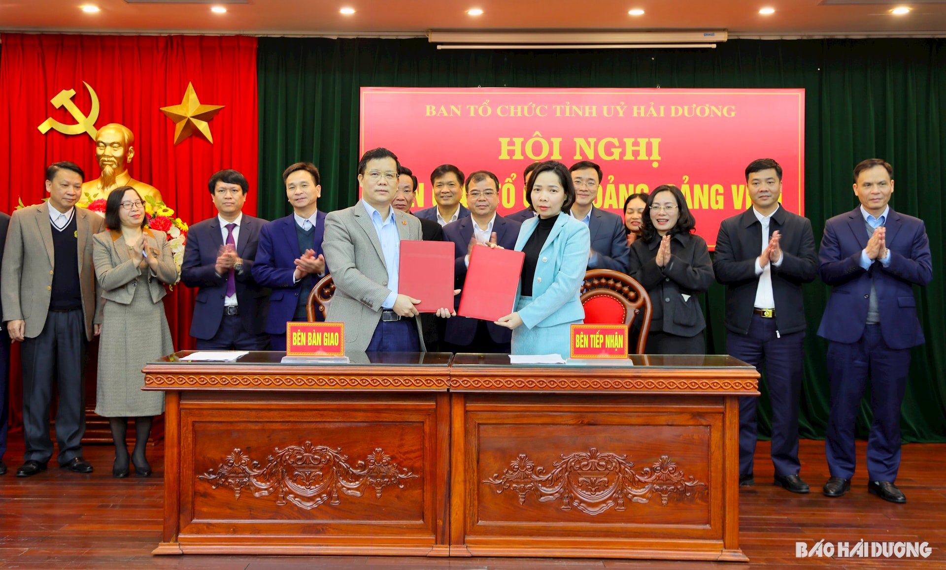 Auf der Konferenz übergab das Bezirksparteikomitee 15 Basisparteiorganisationen an das Parteikomitee des Provinzvolkskomitees. Auf dem Foto: Das Organisationskomitee des Bezirksparteikomitees Kim Thanh übergibt die Basisorganisation der Partei an das Organisationskomitee des Parteikomitees des Provinzvolkskomitees