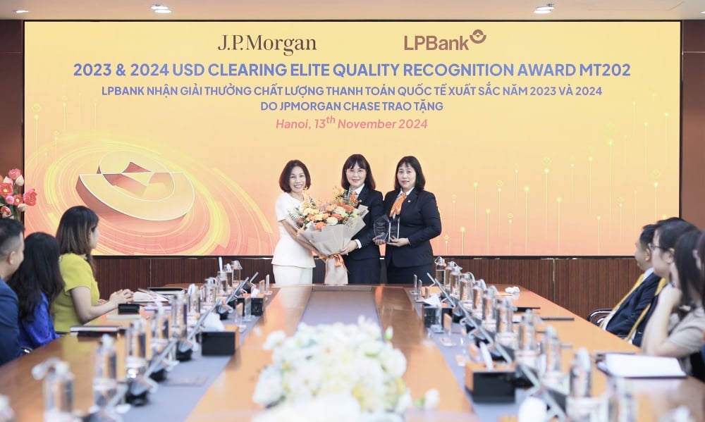 The “International Payment Quality Excellence” Award from JPMorgan Chase was presented to LPBank for 3 consecutive years.