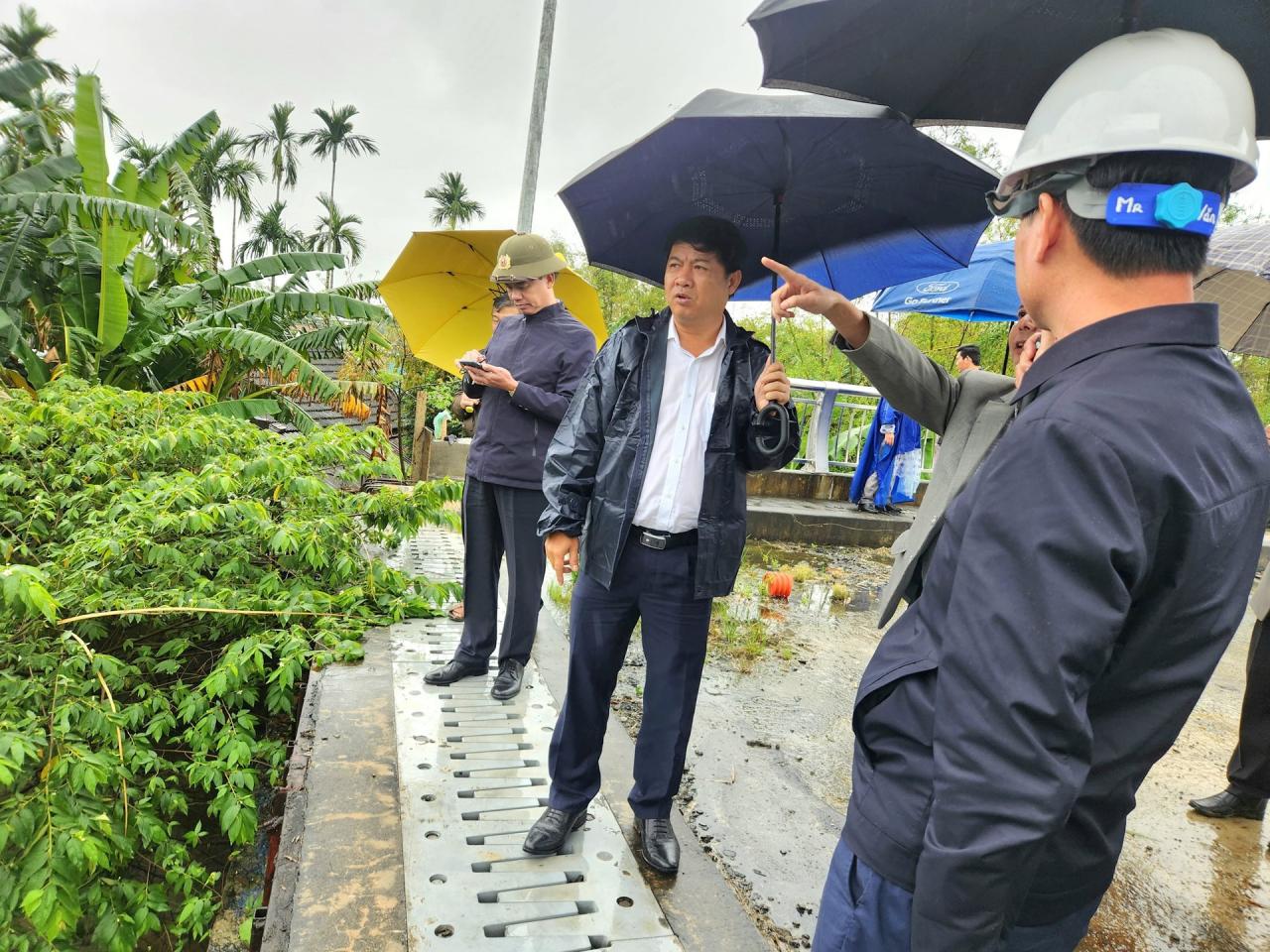 Provincial Party Secretary Luong Nguyen Minh Triet inspected the area where the construction of the bridge and access road to DH14.DB (phase 1) cannot continue. Photo: QUOC TUAN