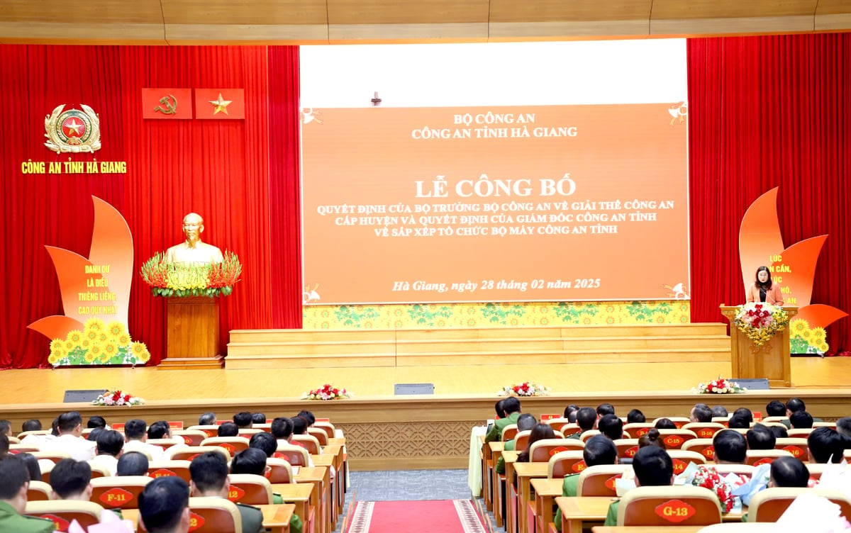 Quang cảnh lễ công bố.