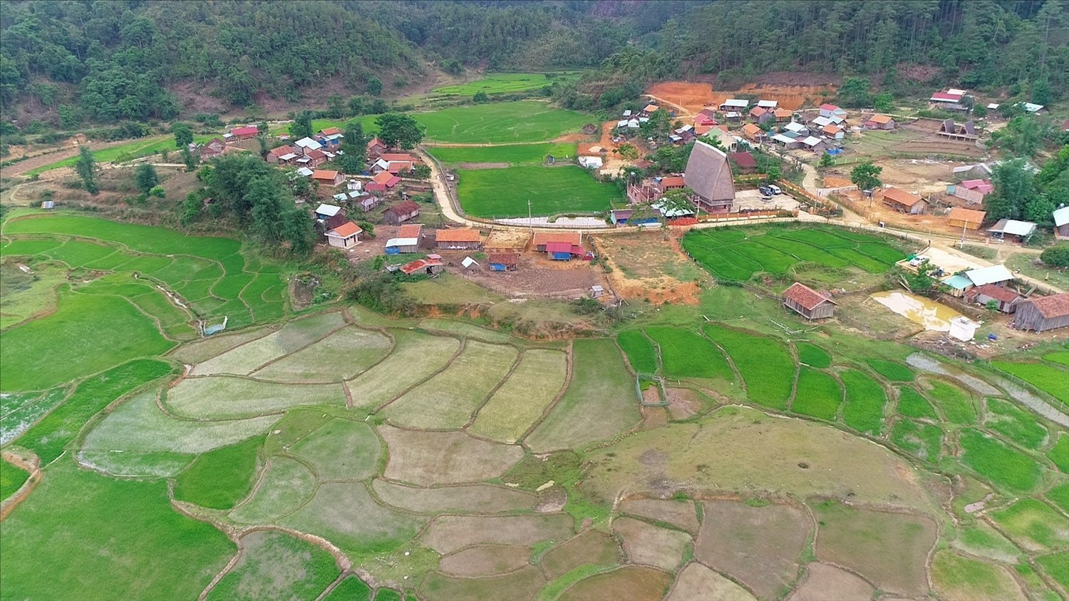 Village traditionnel des minorités ethniques à Kon Tum