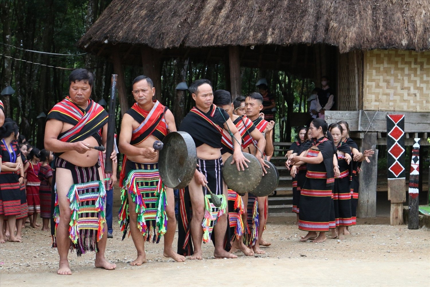 Village traditionnel des minorités ethniques à Kon Tum