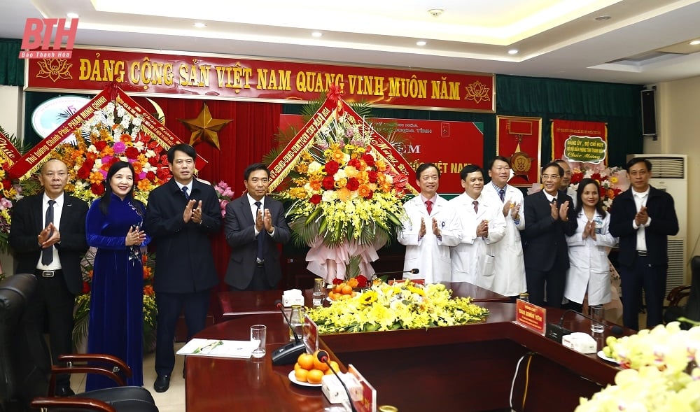 Provincial Party Secretary Nguyen Doan Anh congratulates the health sector on Vietnamese Doctors' Day