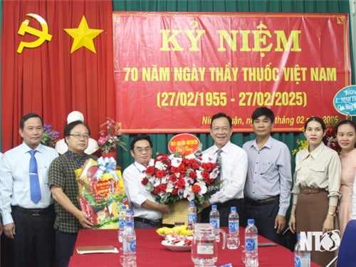 El camarada Tran Minh Luc, miembro del Comité Provincial del Partido, vicepresidente del Consejo Popular Provincial, visitó y felicitó al médico vietnamita por el Día del Médico