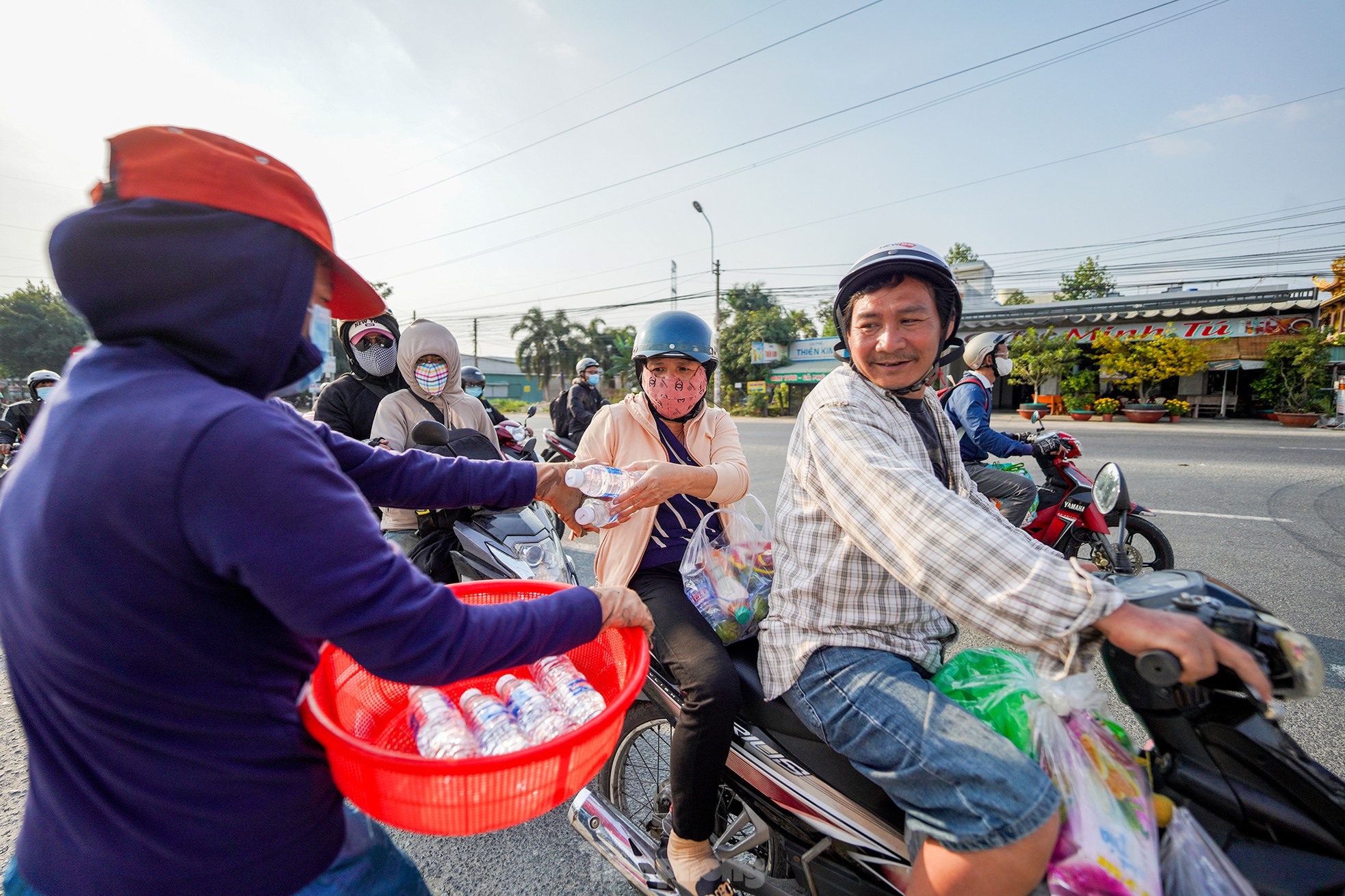 Herzerwärmende Geschenke für Menschen, die nach Ho-Chi-Minh-Stadt zurückkehren, um dort ihren Lebensunterhalt zu verdienen. Foto 7