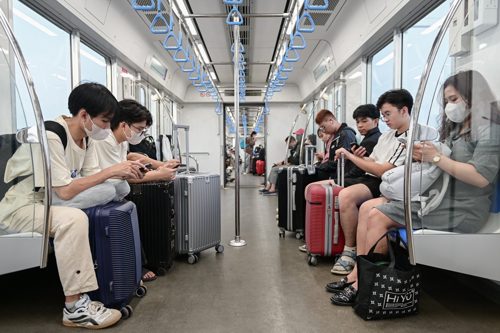 Luchando por arrastrar las maletas a través del metro de Ciudad Ho Chi Minh para volver a casa temprano para el Tet