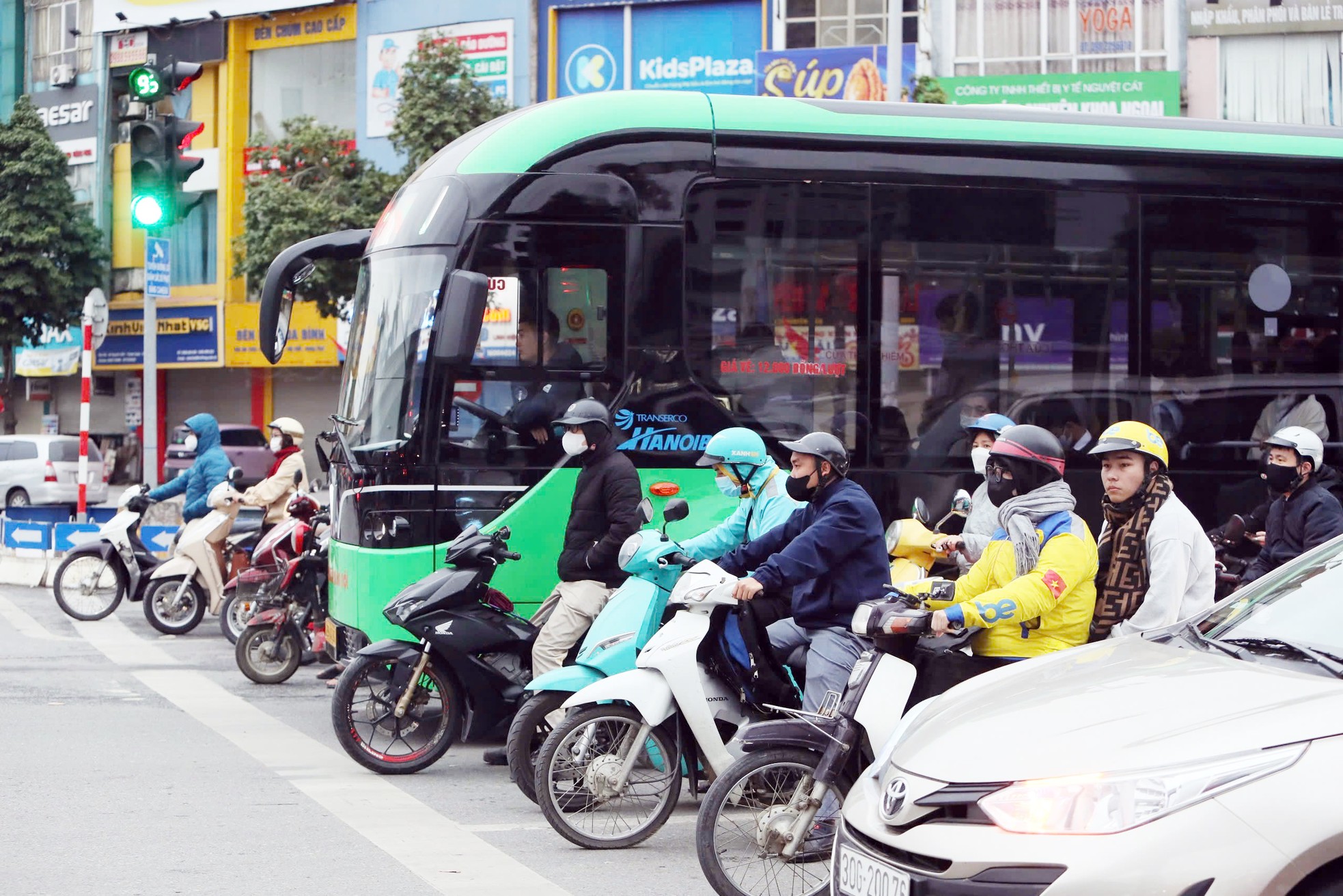 Nhiều tuyến đường thông thoáng trong ngày đầu đi làm ảnh 4