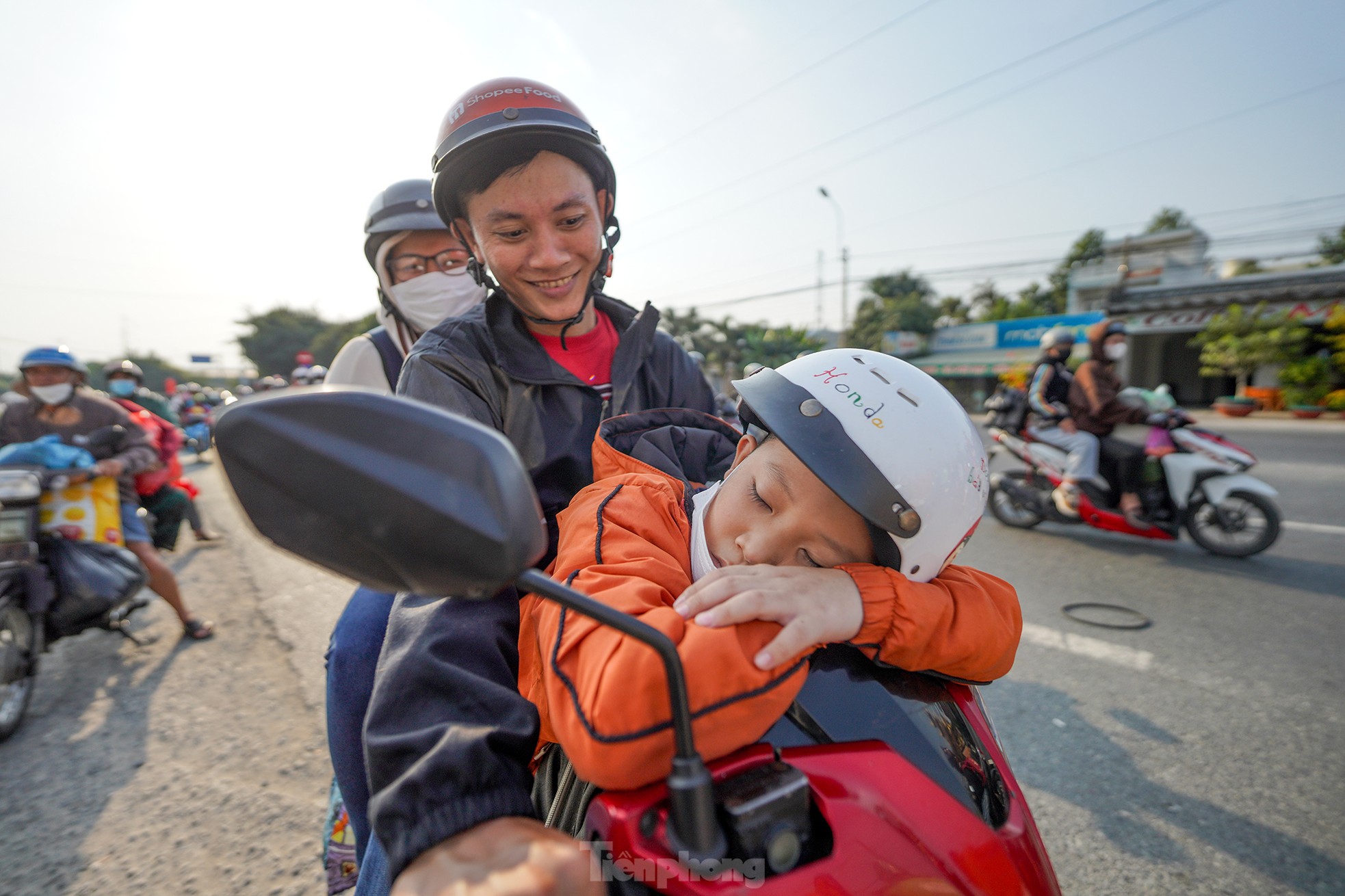 Des cadeaux réconfortants pour les personnes qui reviennent à Ho Chi Minh-Ville pour gagner leur vie photo 9