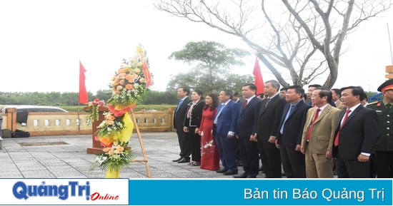 Los líderes de la provincia de Quang Tri ofrecen flores e incienso en el sitio histórico de la célula del partido An Tiem