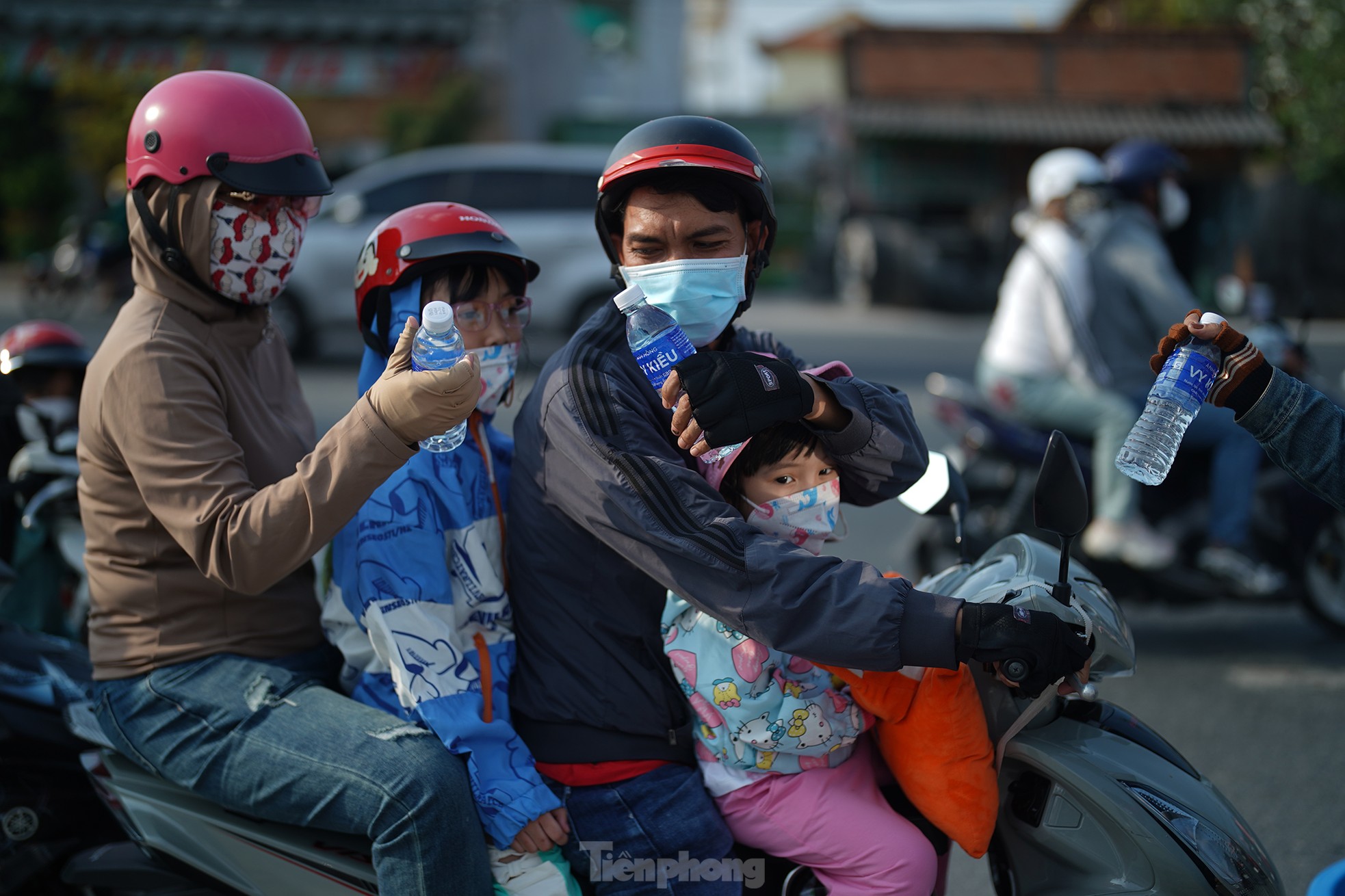 Des cadeaux réconfortants pour les personnes qui reviennent à Ho Chi Minh-Ville pour gagner leur vie photo 12