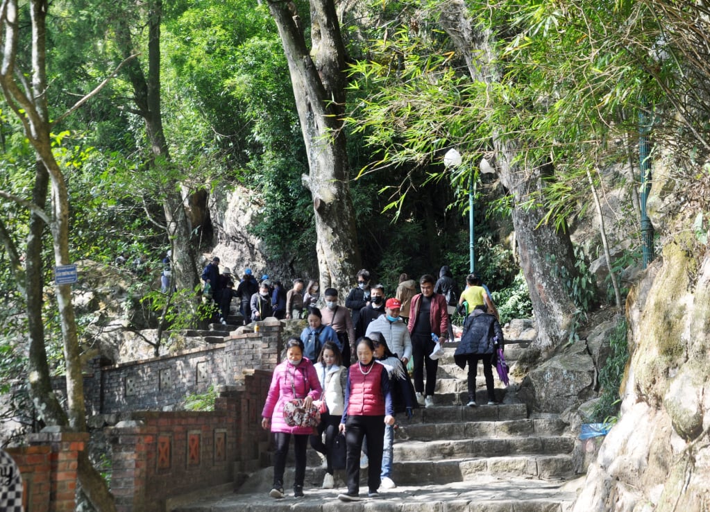 Rộn ràng khai hội xuân Yên Tử vào mùng 10 tháng Giêng, mở đầu cho lễ hội kéo dài trong suốt 3 tháng mùa xuân.