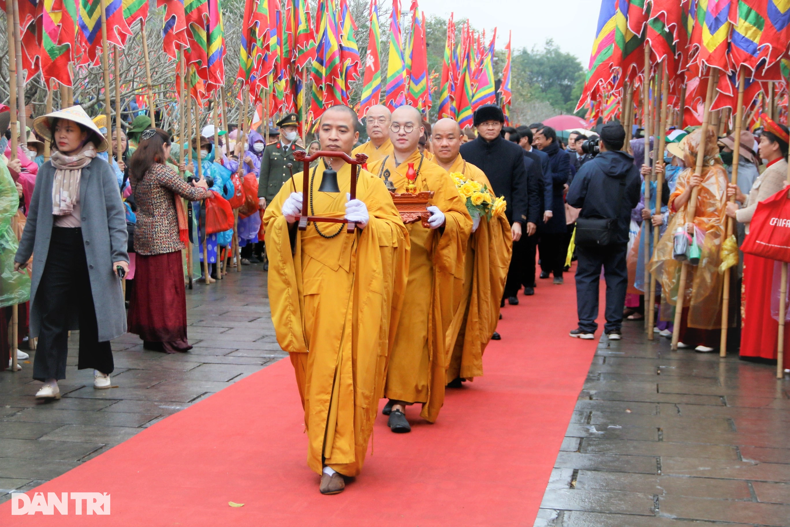 Les bouddhistes et les touristes bravent la pluie froide pour ouvrir le festival du printemps « Bai Dinh résonne depuis mille ans »