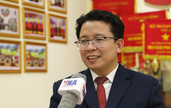 Dr. Daosavan Kheuamixay, Deputy Director of the Lao National Academy of Politics and Public Administration, in an interview. (Photo: Xuan Tu/VNA)