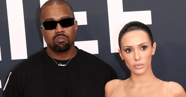 Kanye West leaves his wife "naked" on the Grammy red carpet