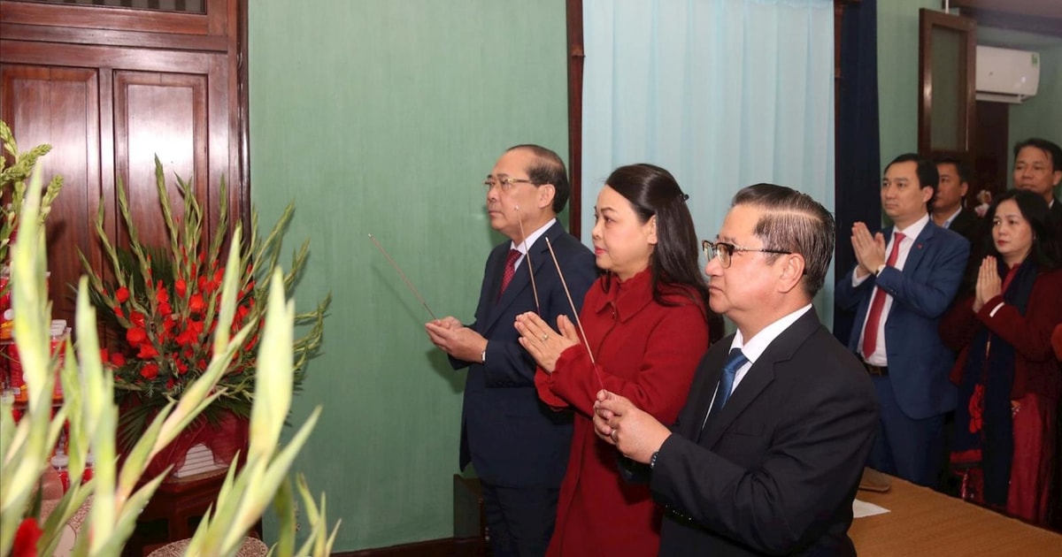 The Central Committee of the Vietnam Fatherland Front offers incense to commemorate President Ho Chi Minh