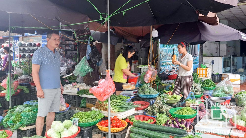 Tại chợ Thái, mặt hàng rau xanh được người dân mua nhiều nhất, giá cả không có biến động lớn.