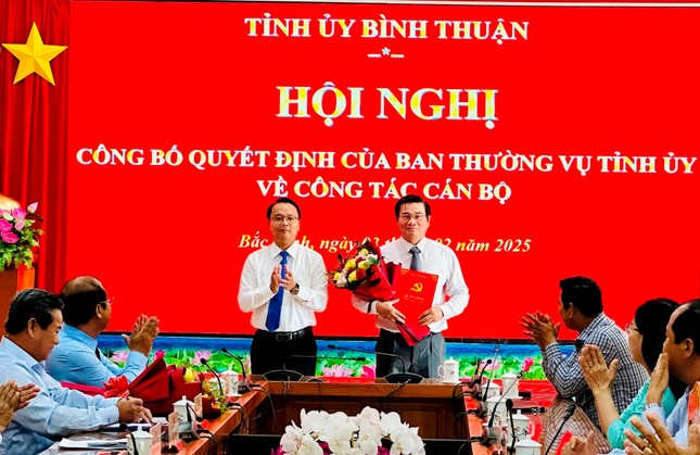 Bình Thuận trao nhiều quyết định luân chuyển, bổ nhiệm cán bộ chủ chốt ảnh 3