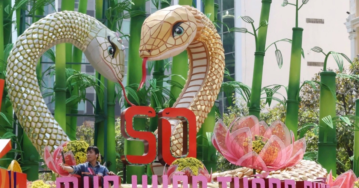 Ho Chi Minh-Ville conserve 2 mascottes serpents sur la rue fleurie Nguyen Hue jusqu'à fin février