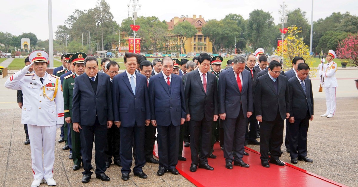 Los líderes del Partido, el Estado y la ciudad de Hanoi conmemoran al presidente Ho Chi Minh