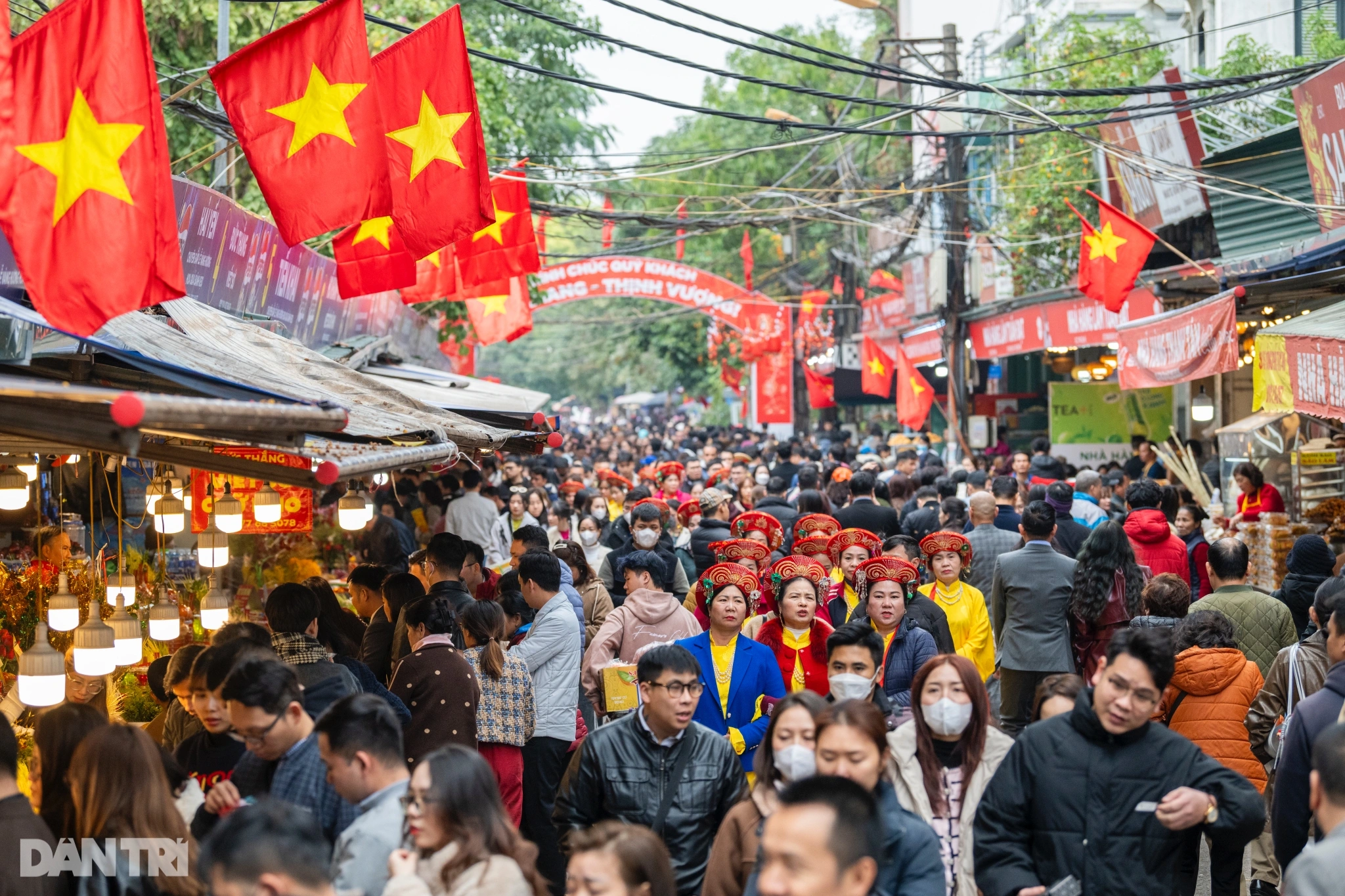 Tranh thủ giờ nghỉ trưa, dân công sở Hà Nội chen chân đi lễ đầu năm