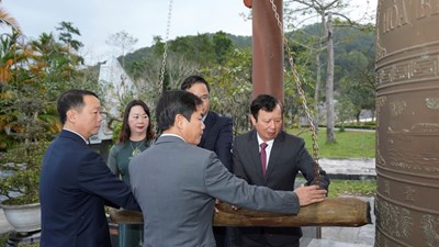 フエ市や多くの地方の指導者らが殉教者の墓地に線香や花を捧げた。