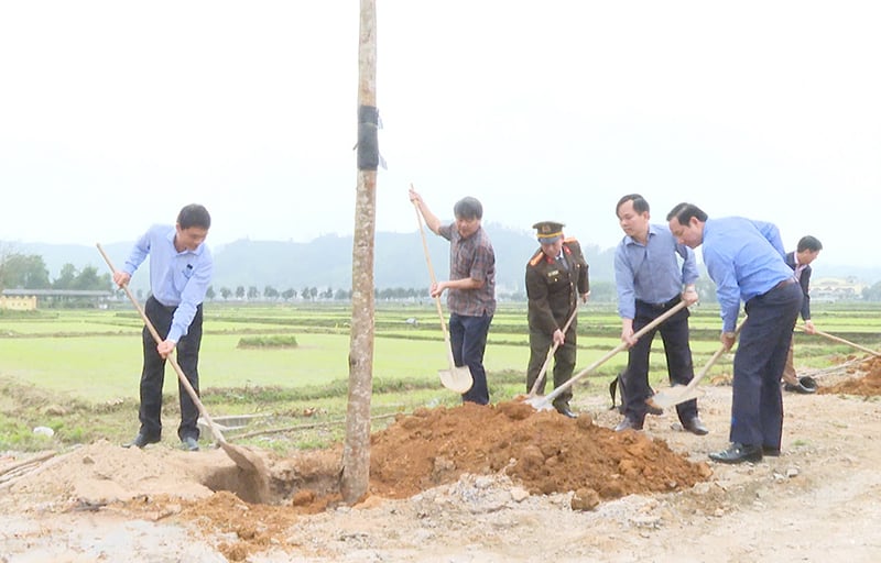 Lãnh đạo huyện Minh Hóa tham gia Tết trồng cây 2025 tại thị trấn Quy Đạt.