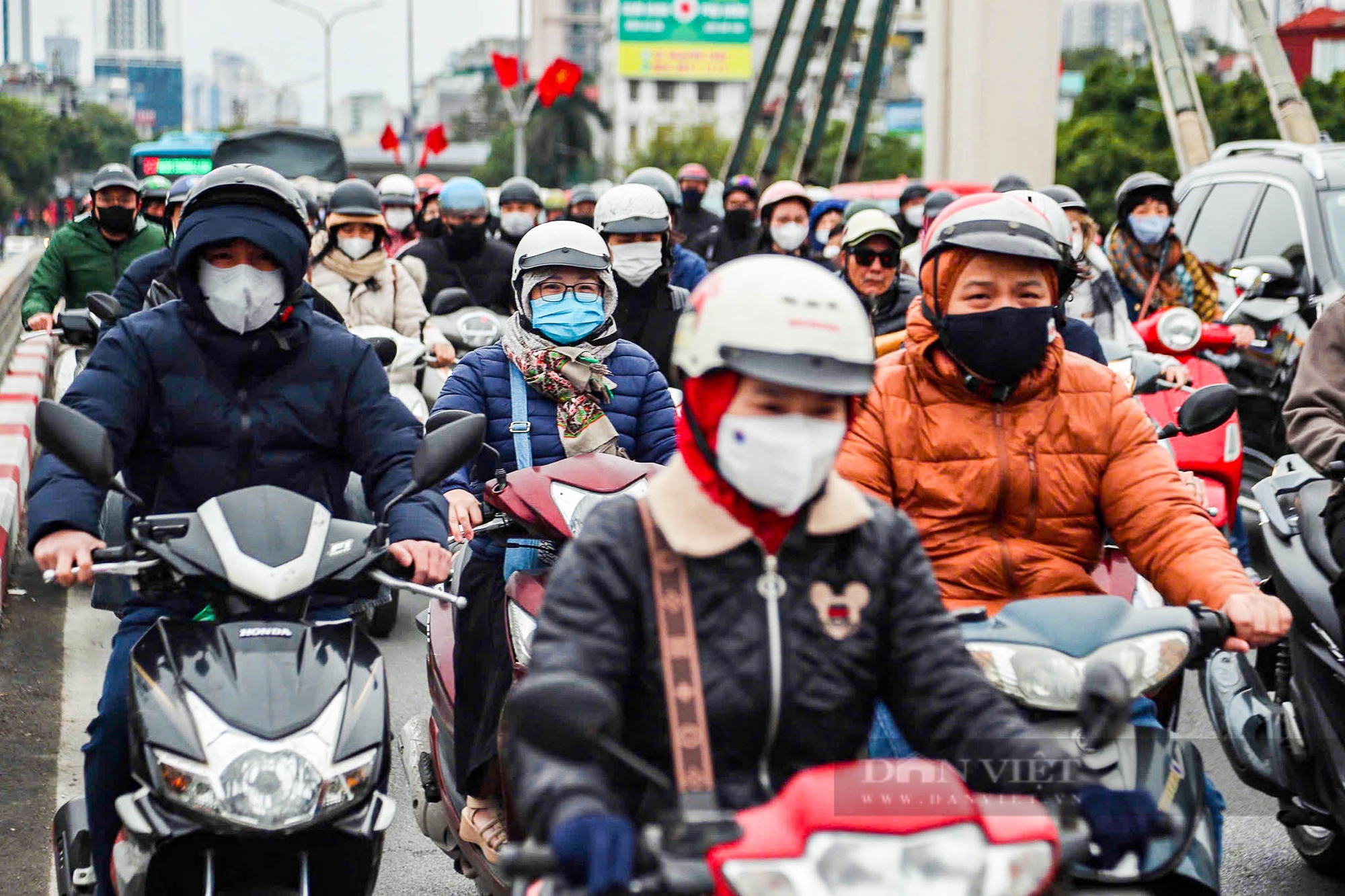 Đường phố Hà Nội nơi thông thoáng, nơi ùn tắc dài trong ngày đầu đi làm sau kỳ nghỉ Tết Nguyên đán- Ảnh 12.