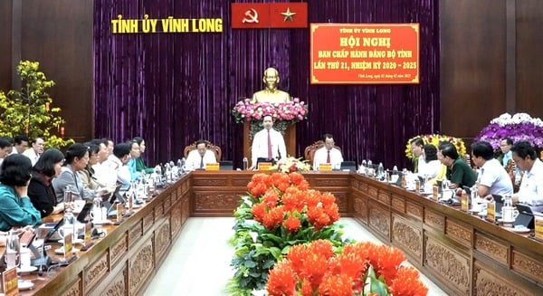 Announcing important decisions on restructuring and streamlining the political system of Vinh Long province