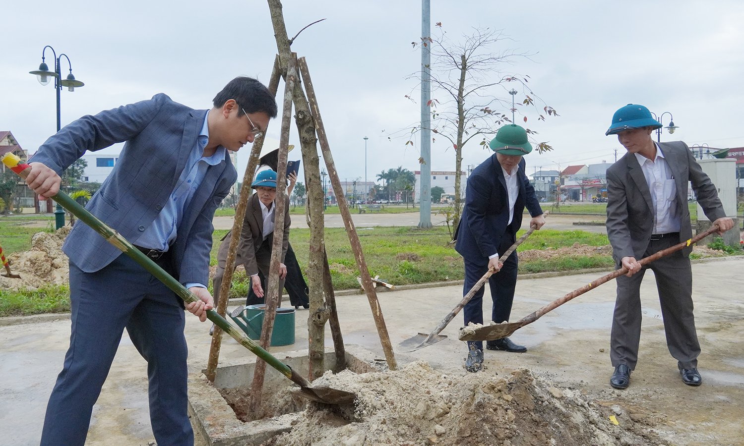 Đại biểu trồng cây xanh tại công viên thị trấn Kiến Giang.