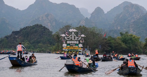 Tausende Menschen nehmen an der Eröffnungszeremonie des Huong-Pagoden-Festes teil