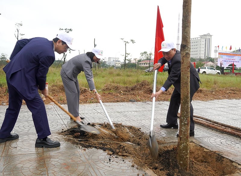  Đồng chí Phó Bí thư Thường trực Tỉnh ủy, Trần Hải Châu tham gia trồng cây xanh.