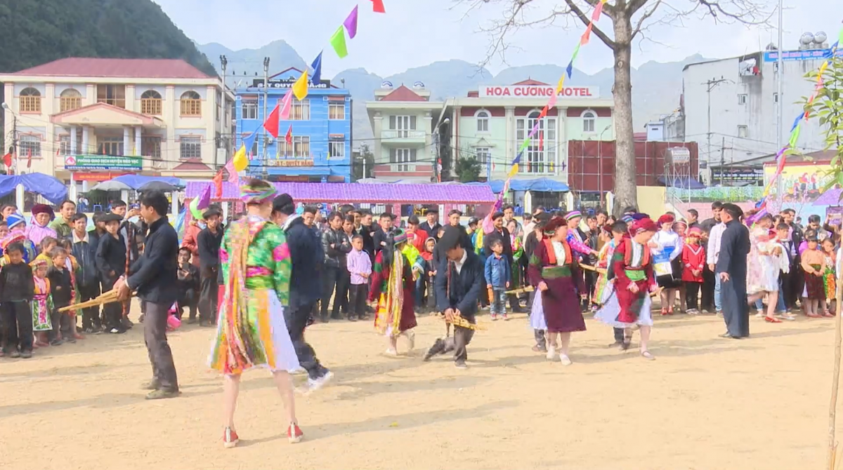 地元の人々はアト・ティの春祭りを熱狂的に祝う