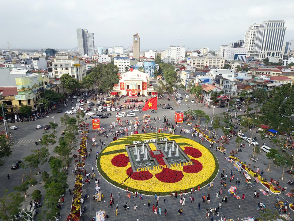 TP Hải Phòng trang trí lộng lẫy hoa xuân. Ảnh TTT