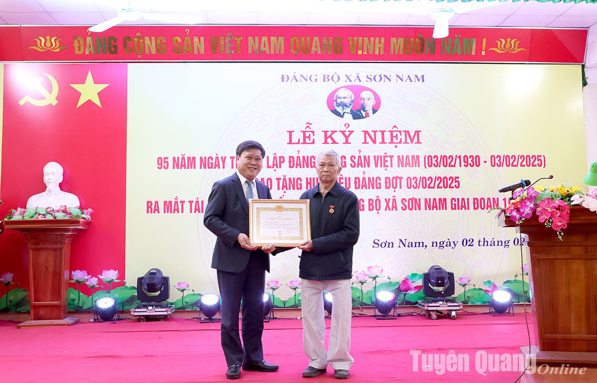 Editor-in-Chief of Tuyen Quang Newspaper Mai Duc Thong awarded the Party Badge at Son Nam commune.