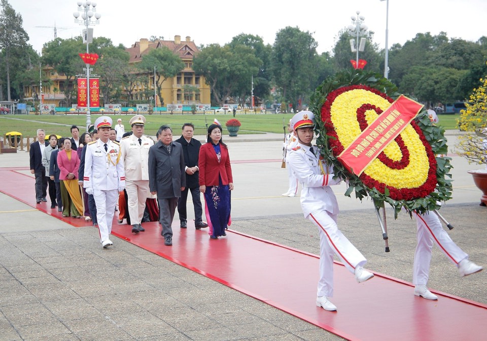 Đoàn đại biểu TP Hà Nội vào Lăng viếng Chủ tịch Hồ Chí Minh.