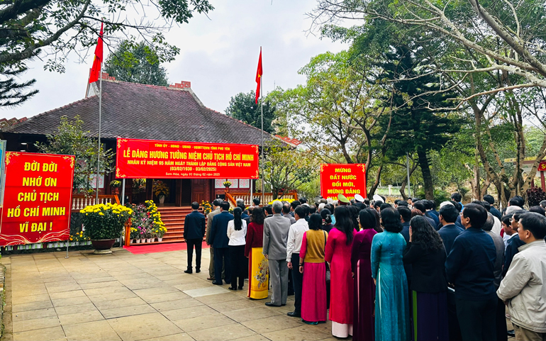 Offrande d'encens pour commémorer le 95e anniversaire de la fondation du Parti communiste du Vietnam