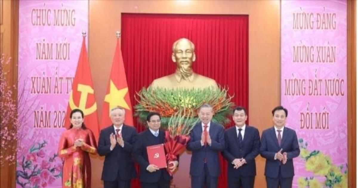 General Secretary presents Politburo's Decision to Party Committees directly under the Central Committee