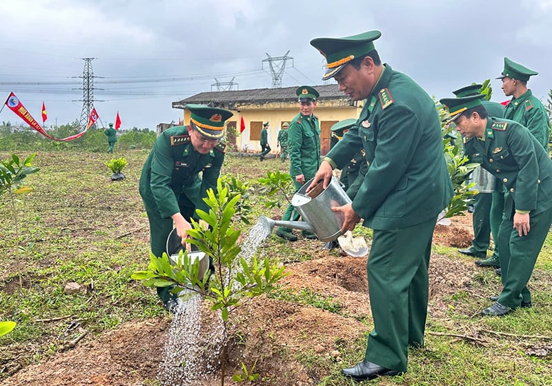 Cán bộ, chiến sĩ BĐBP tỉnh tham gia trồng cây tại đơn vị.