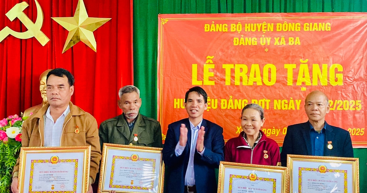 La "Pequeña Guerrillera" Huynh Thi Hai recibe la insignia de miembro del Partido por 50 años