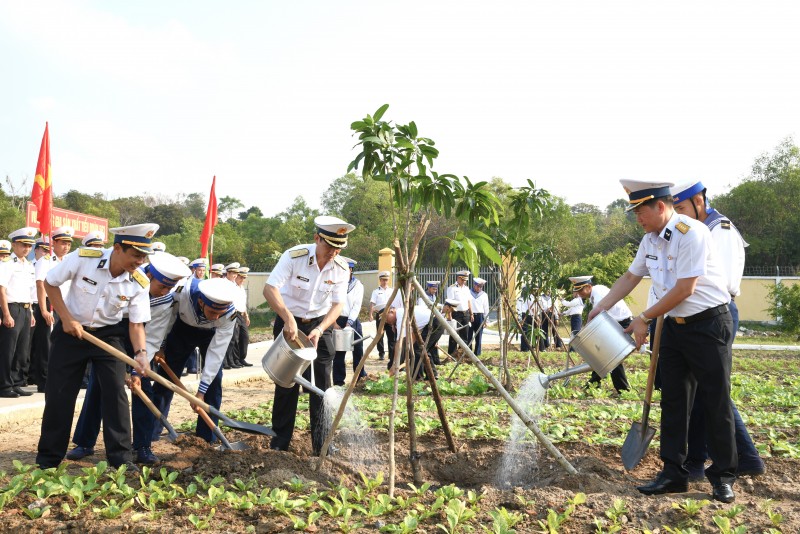 Thủ trưởng Bộ Tư lệnh Vùng 5 Hải quân và các đại biểu trồng cây sau lễ phát động.